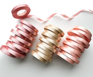 💍Romantické atlasové stuhy elegantně doplní vaše tiskoviny 💌❤️ Pestrý výběr barev naleznete na www.bridetobe.cz #svatba...