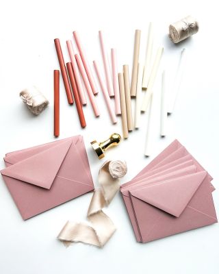 💍Stylové obálky, elegantní pečetě a jemné doplňky, které podtrhnou výjimečnost vašeho velkého dne… najdete na...