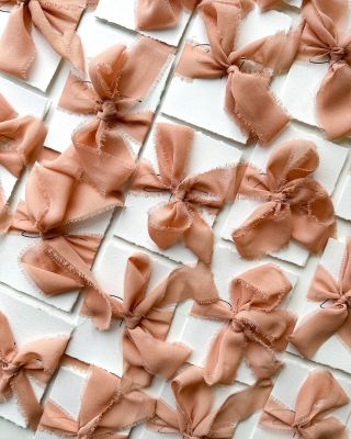 💍❤️ Hedvábné stuhy, které romanticky ozdobí všechny svatební tiskoviny💌 najdete na www.bridetobe.cz 💒 #svatba...