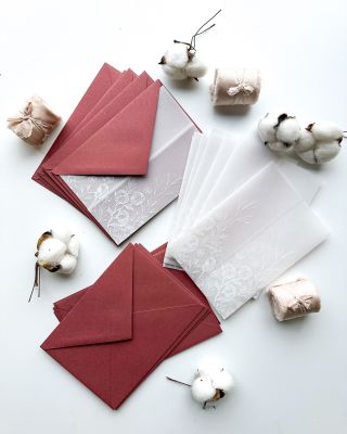 Jemné svatební přebaly s potiskem, které dodají vašim oznámením eleganci. 💌 Objednejte na www.bridetobe.cz ❤️...