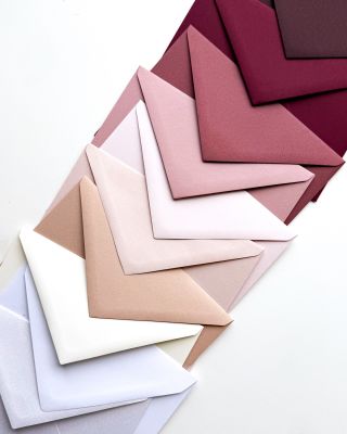 Zamilujte se do barevných obálek pro vaše svatební oznámení! ❤️💌Pro více inspirace navštivte www.bridetobe.cz🥰 • #svatba...