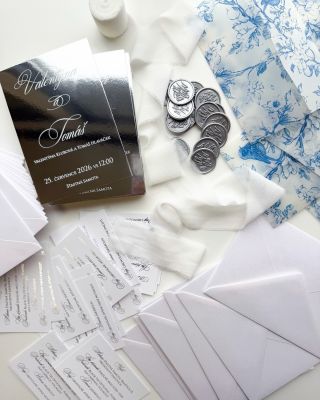 Stříbrná a bílá – elegance bez zbytečných slov. Každý detail na svém místě. 💍✉️ #svatba #svatebnioznameni...